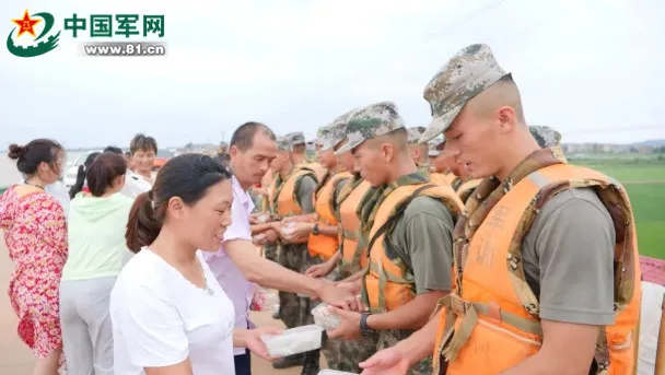 鄱阳湖畔，官兵们筑起一道坚不可摧的“迷彩大堤”