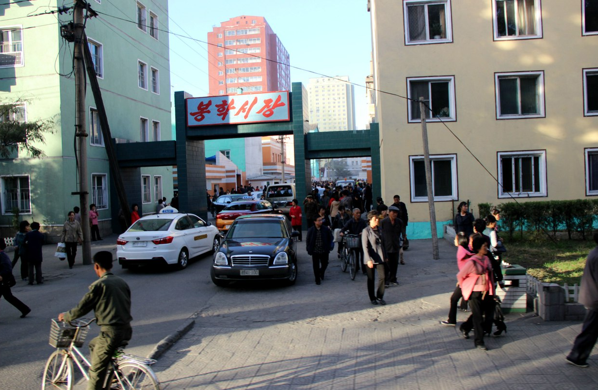 探秘朝鲜，中国网友带你看朝鲜街头的各种豪车