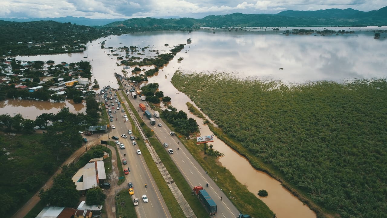带你了解真实的洪都拉斯(洪都拉斯：桥还在可河跑了，毁掉这国家的，是比飓风还可怕的贫穷)