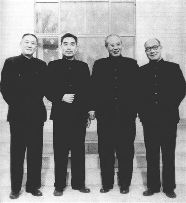 周恩来总理一生，为何四次痛哭？为父亲、为朋友、为人民