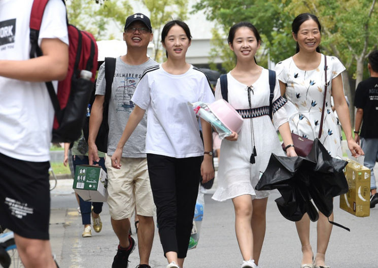 “别样”大学宿舍走红，上床下桌咋和想象得不一样？学生：想退学