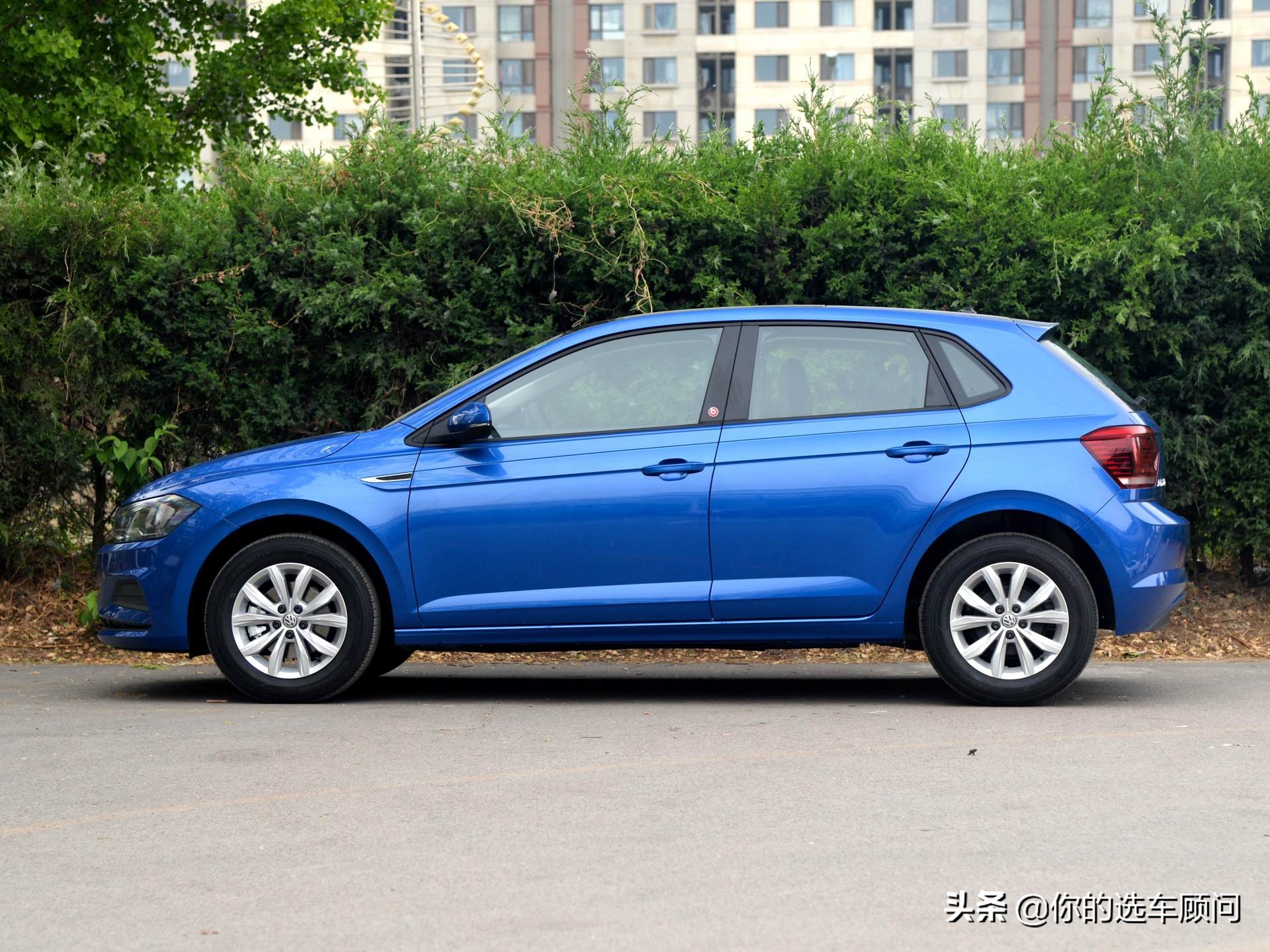 品质比肩高级别车型，停车方便5.5L油耗实惠合资车，实拍大众Polo