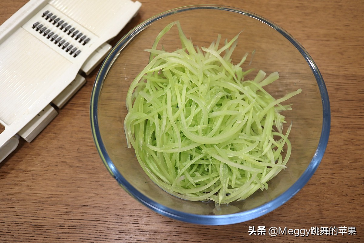 低脂低卡的炝拌莴笋丝，清香脆嫩不上火，简单一拌特开胃