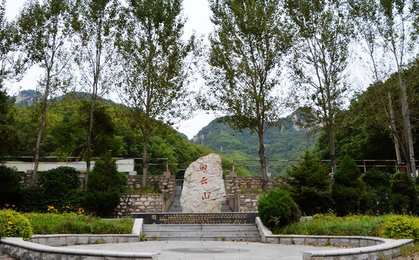 鞍山海城白云山，景色优美，值得一去