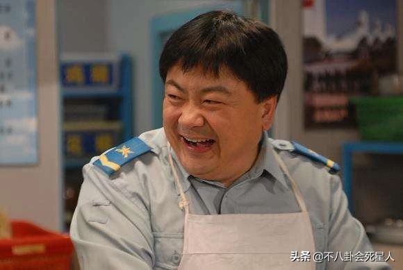 《炊事班的故事》高亚麟洪剑涛现身聚会,洪剑涛满头白发骑摩托