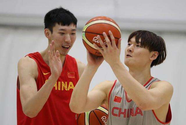 男篮世界杯中国为什么用周琦（李盈莹，王哲林为什么能参加军运会？怎么不选更强的朱婷，周琦？）