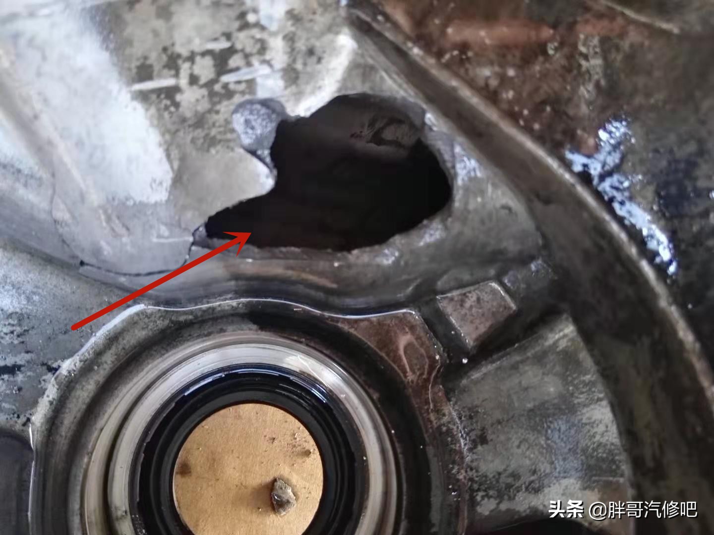 车主非正常启动车辆，然而一个小失误，变速箱被击了大窟窿