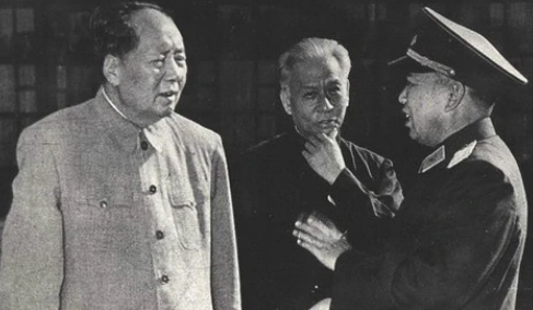 “雷公爷”刘亚楼顶撞毛泽东，毛主席却说：他说了算吧，我管不了