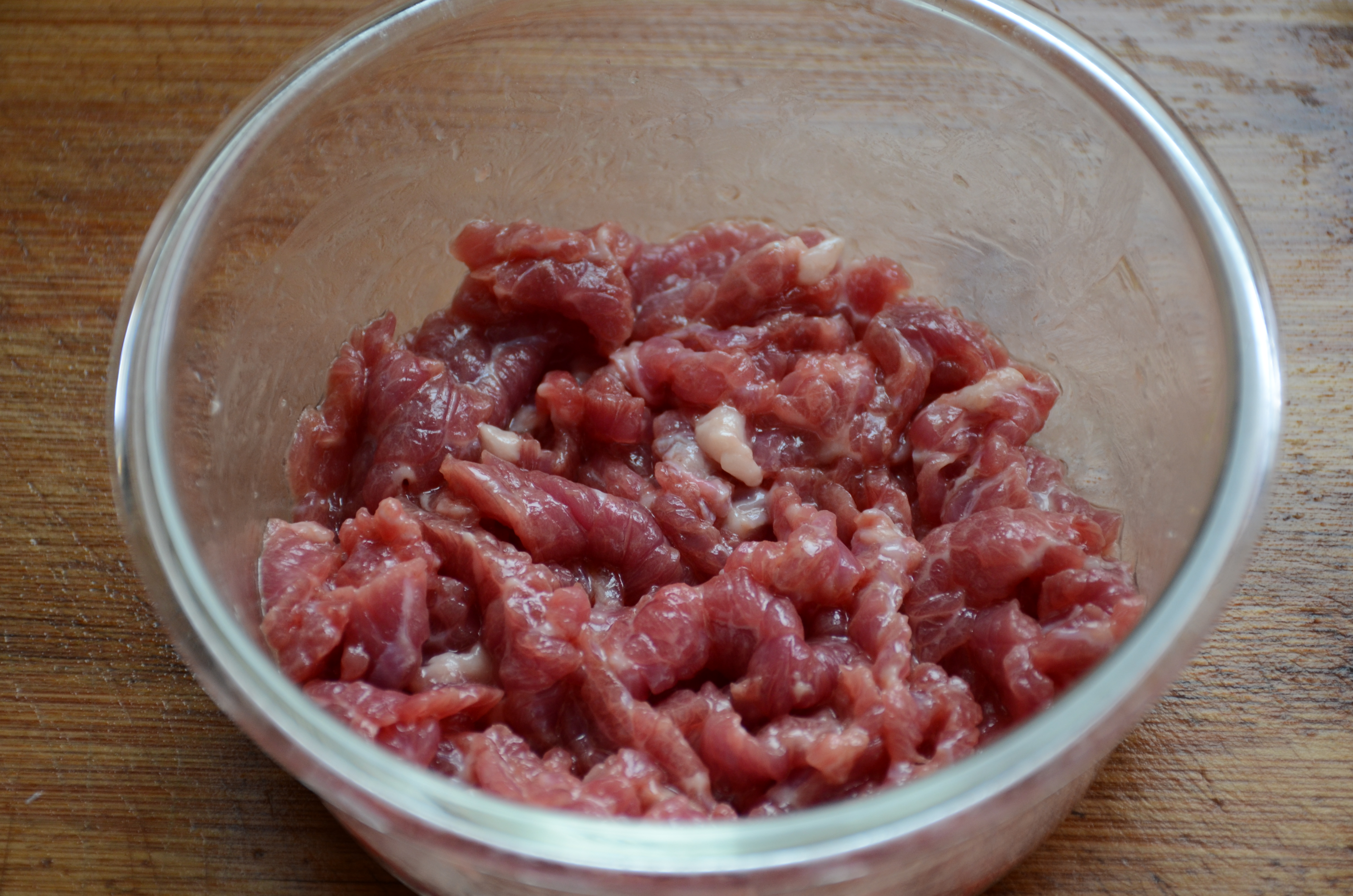 在家自制香辣咖喱牛肉火锅，火锅里的牛肉这样做捞出来更嫩滑