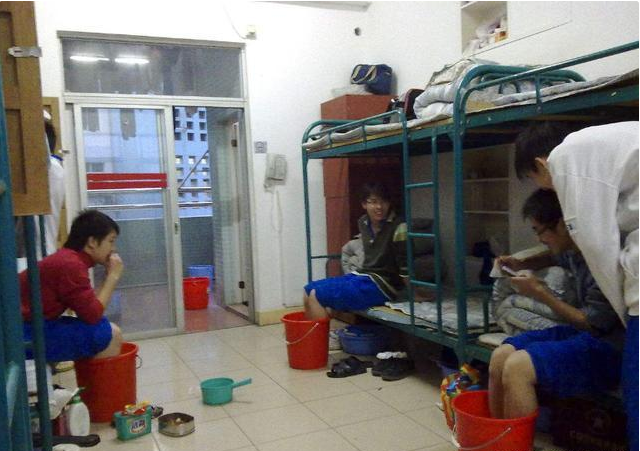大一新生开学，寝室上下铺要如何选择？学姐：选错了“徒增烦恼”