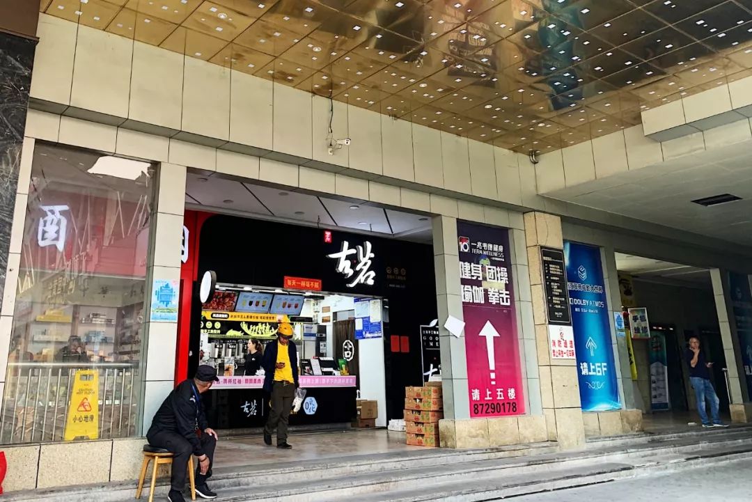 这家奶茶店爆红三四线，“逆袭”一点点，85后创始人身家过亿