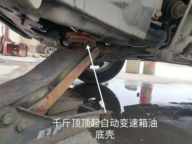 丰田RAV4自动挡前左下摆臂拆卸图解