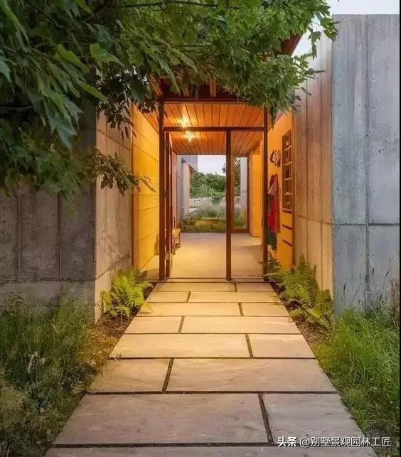 清灰色调的简奢别墅庭院设计，一面素实水泥墙，美了一个院子