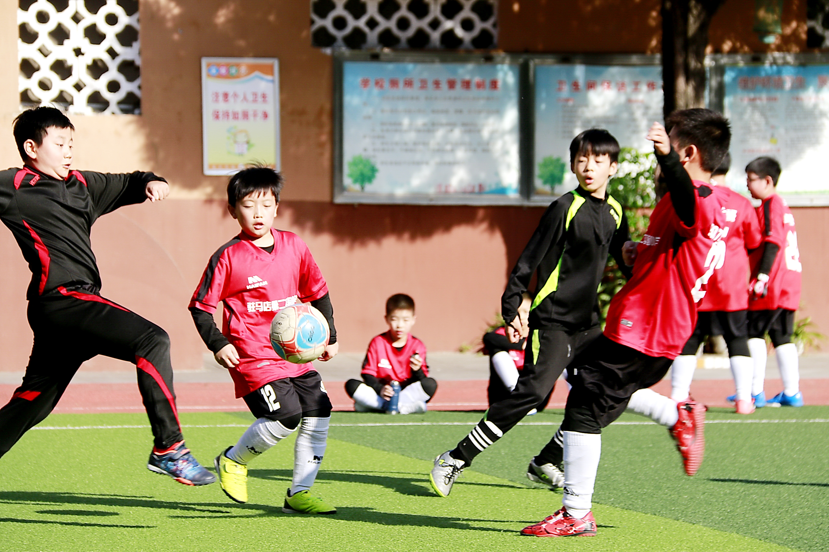 校园足球赛照片(激情挥洒校园 风采尽在足下——驻马店第二实验小学