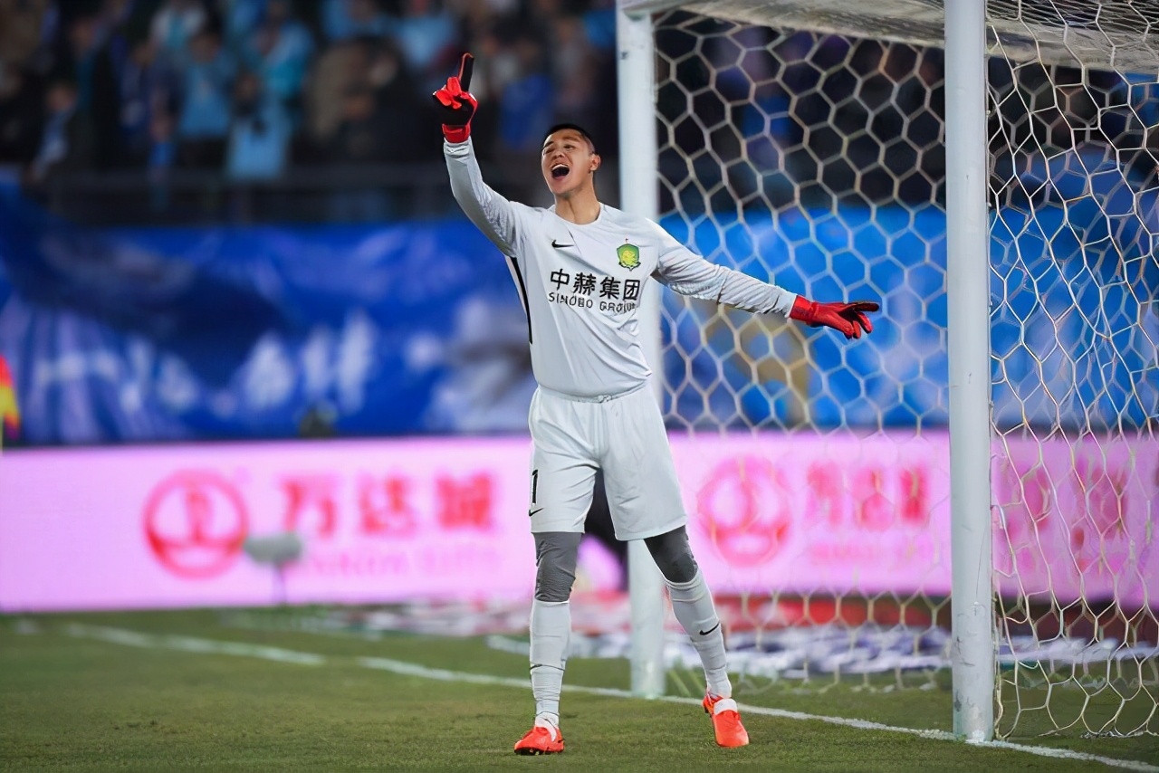 正是他在最后几场关键战役中的神勇扑救,才力保国安拿到季军.