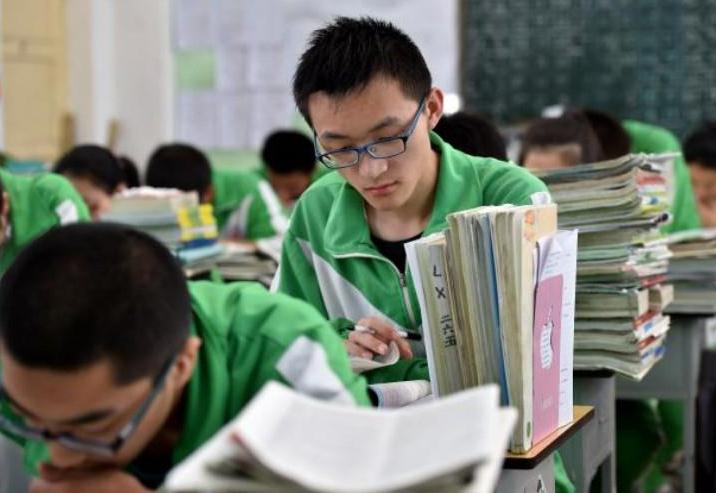 某初中院校发型标准公开，长度精准到“厘米”，学生有些接受不了