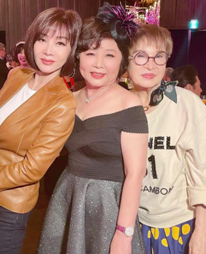 林心如为母办70大寿太奢华！霍建华陪笑合影，曾志伟前妻也捧场