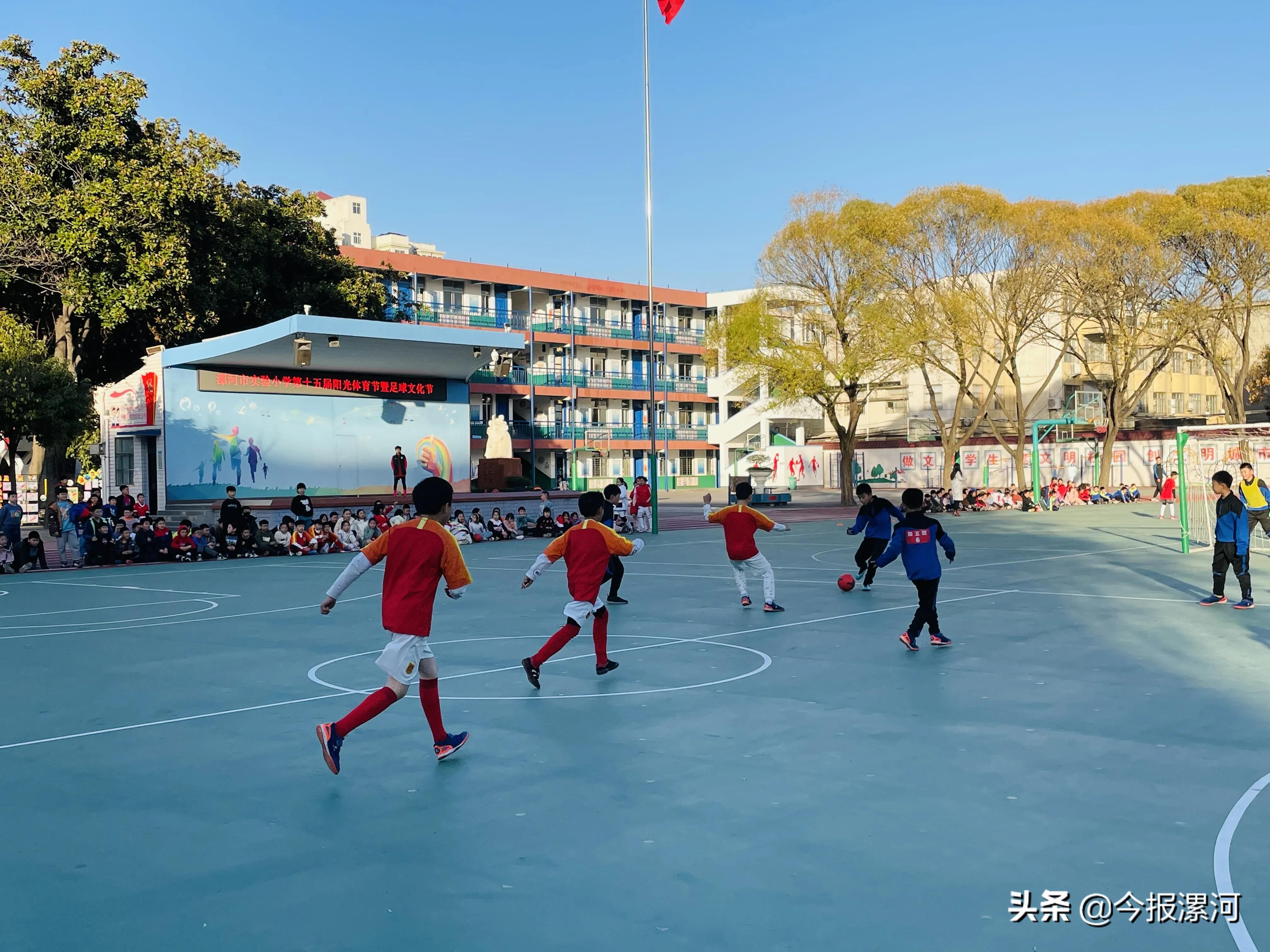 小学生踢球比赛(足球文化节来了！漯河实验小学孩子们绿茵场上展风采)