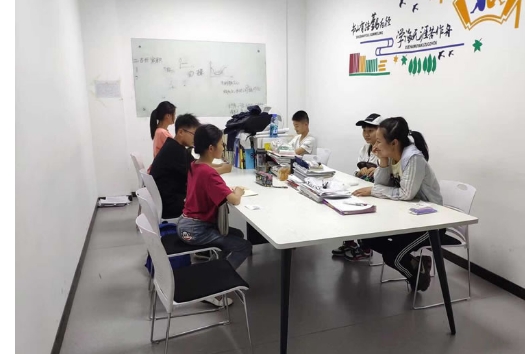 “摆地摊”都允许了，教师“有偿补课”也不远了，这些人可不赞同