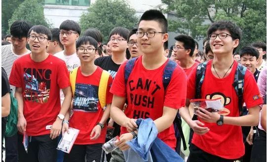 高考奇葩学子享“无上荣誉”，因太紧张被抬走两遭，立下“壮举”