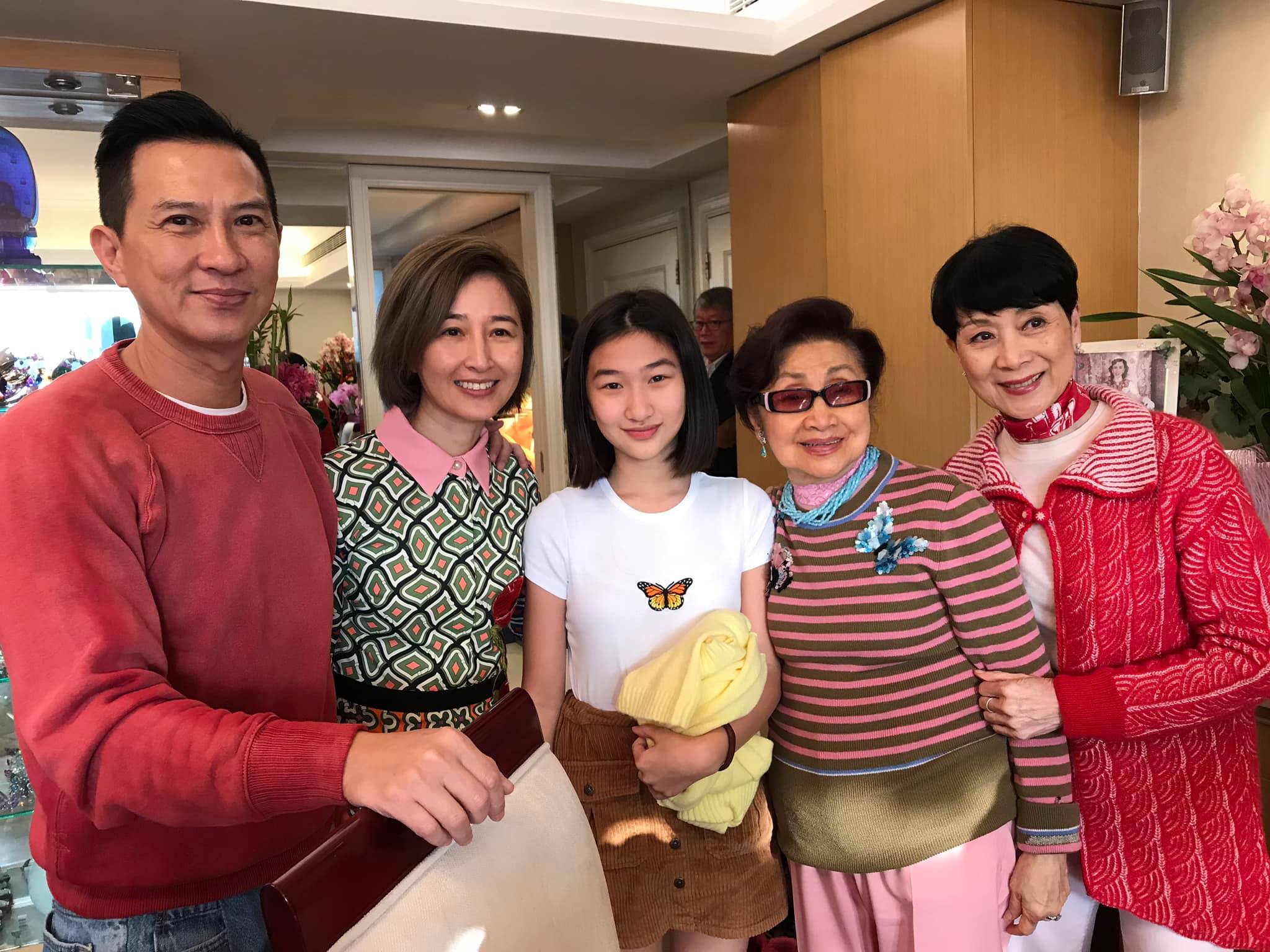 情史干净的10位女星，各有各的浪漫，有人已与丈夫相爱38年