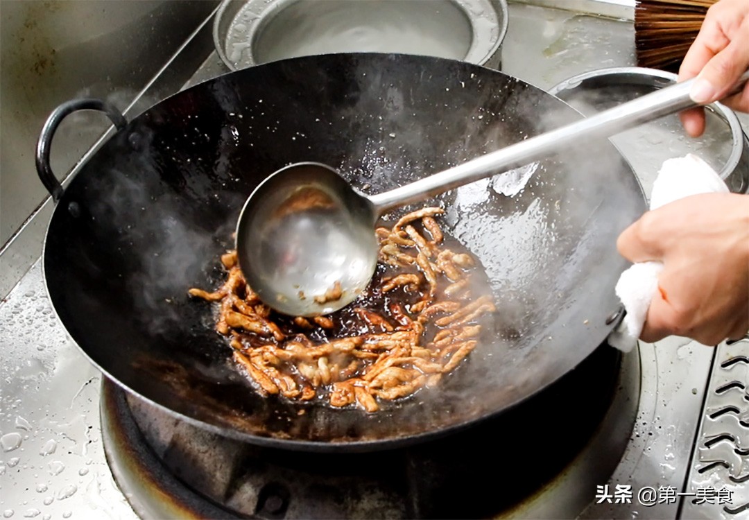 京酱肉丝家庭做法，食材简单又易学，酱香浓郁，新手一学就会