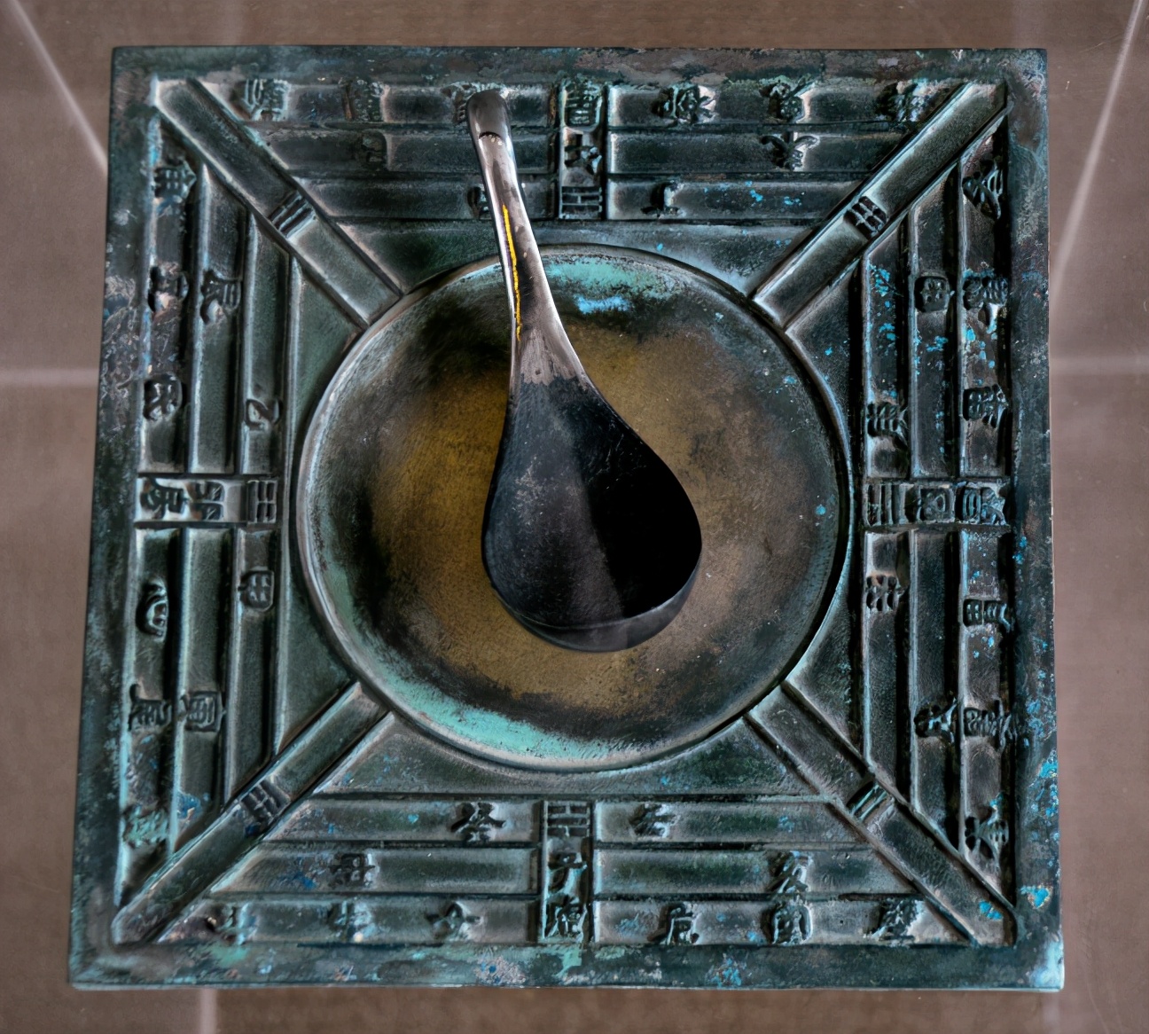 司南复原模型,现藏中国国家博物馆因此,对磁石"指极性"的认识,很自然