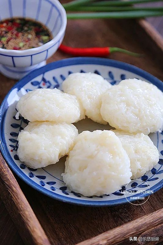 秋冬多吃萝卜好处多，简单一蒸，软软糯糯，再蘸上料汁吃，太香了