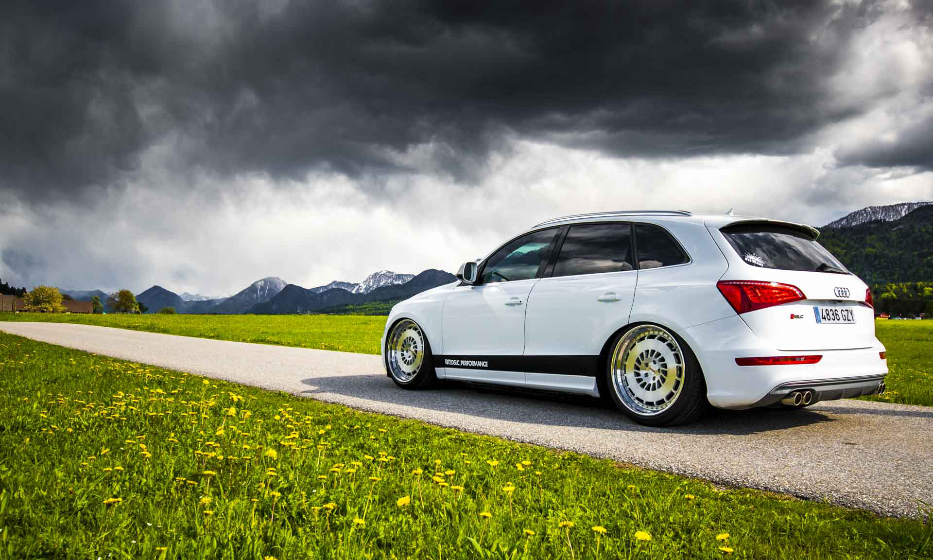 奥迪q5改装成低趴"大钢炮",令人着迷的竞技姿态!