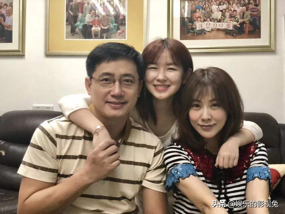 里,有一位比较特殊,她是替补进来的,她就是饰演三嫂黄菲的演员钱莹