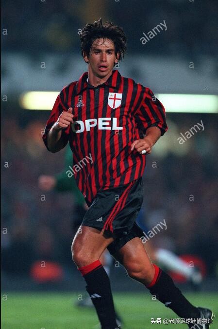 2000年10月19日,在米兰主场和巴萨的欧冠小组赛中,阿尔贝蒂尼踢出了