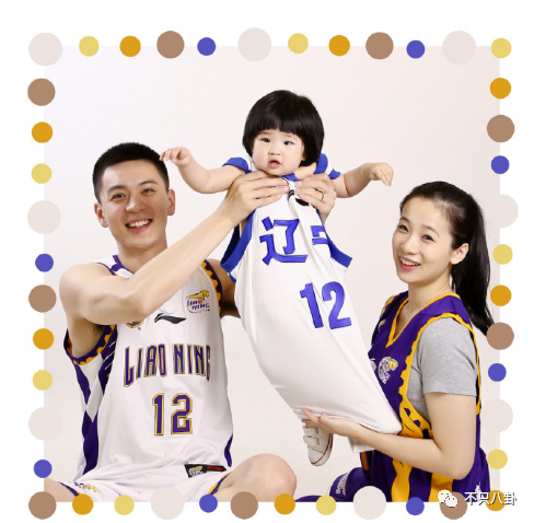 微妙的是,杨鸣一直没有关注唐佳良的微博,但有人曾发现杨鸣短暂关注过