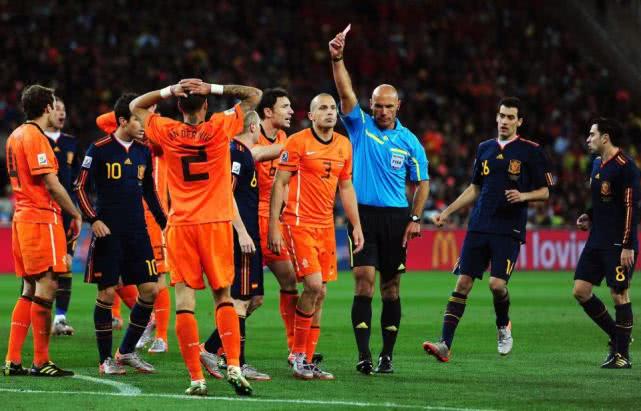 世界杯德容飞踹阿隆索（前英超名哨的自责：德容飞踹阿隆索该被罚下，曼联假摔不该判点球）