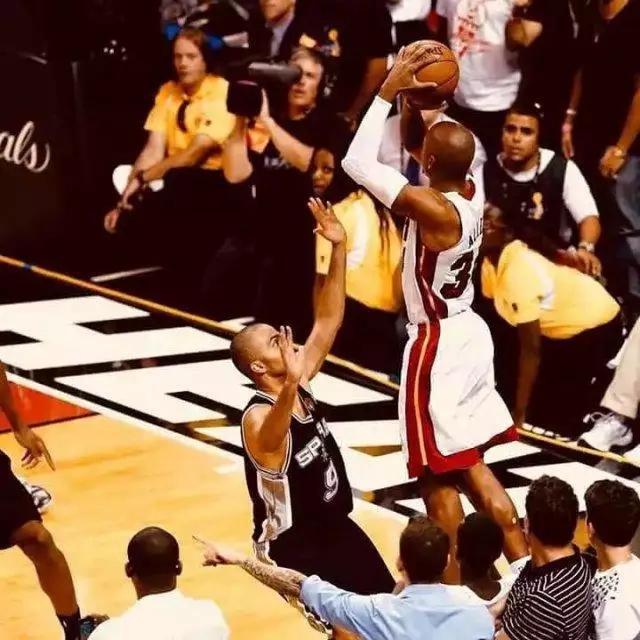 nba2013總決賽g6（13年決賽G6，雷阿倫命中關(guān)鍵三分！波什10分，韋德14分，那老詹呢）