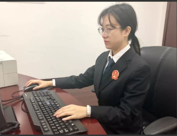 法学学生毕业10年后，才懂选律师事务所还是公务员，差距一目了然