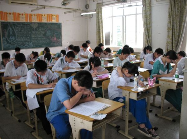 2017高考事件新闻（高考状元22岁抢银行被判10年）