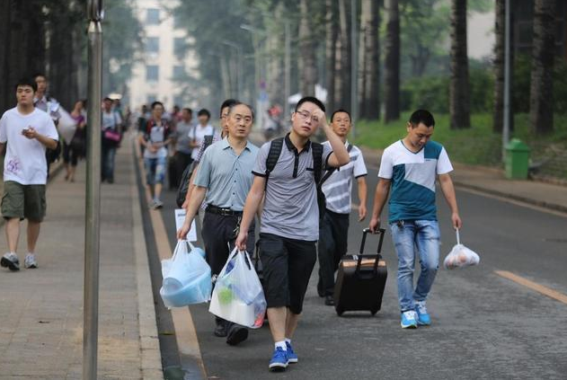 进入大学后，学生户口是否要迁到学校所在地，辅导员告诉你答案