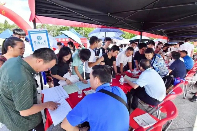 河南一所老牌高校，大量专业进行征集志愿，这是怎么回事？