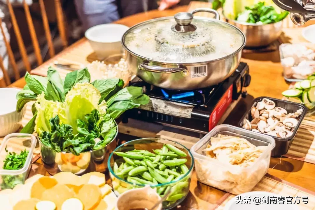 火锅飘香配美酒，经典风味醉人间
