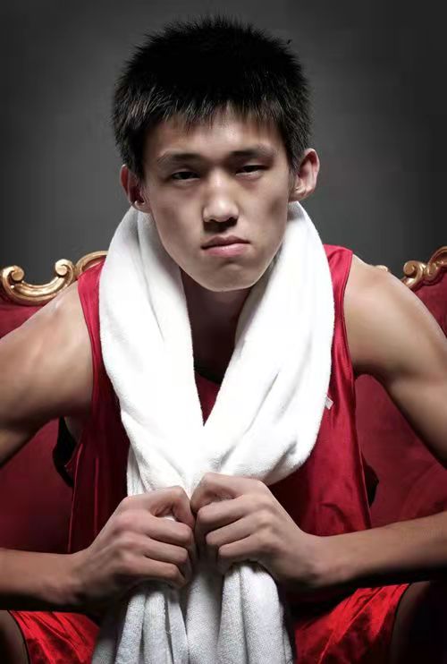 男篮周鹏个人资料简介(周鹏的故事:曾被辽宁队员欺负,力压阿联成队长