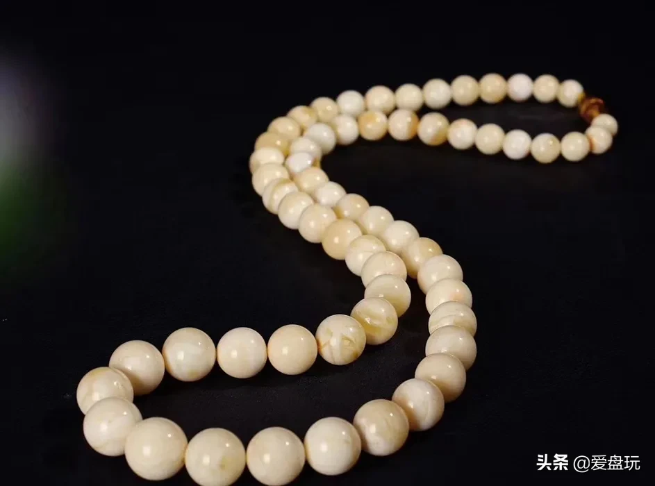 一条红蜜蜡,卖1万?玩友:咋瞅着像豆腐乳成精