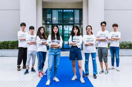 往年要600分才能上的高校，现在降了200分，却还是招不满人