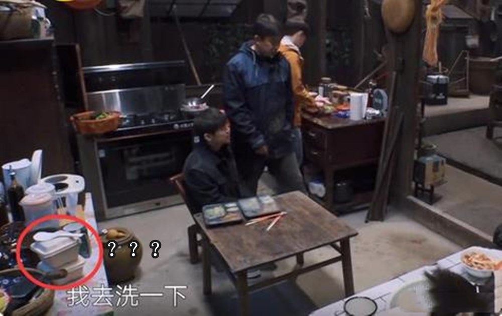 张艺兴做菜庆祝母亲节，上综艺却被质疑作秀，会做家务的娃有多棒
