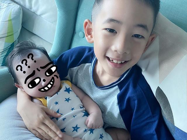 应采儿罕晒次子视频，HoHo举着红旗一路小跑，露小乳牙萌态尽显