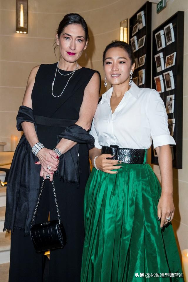 “巩俐”穿白色衬衫半身裙，美人胚子超减龄，54岁身材还像25岁