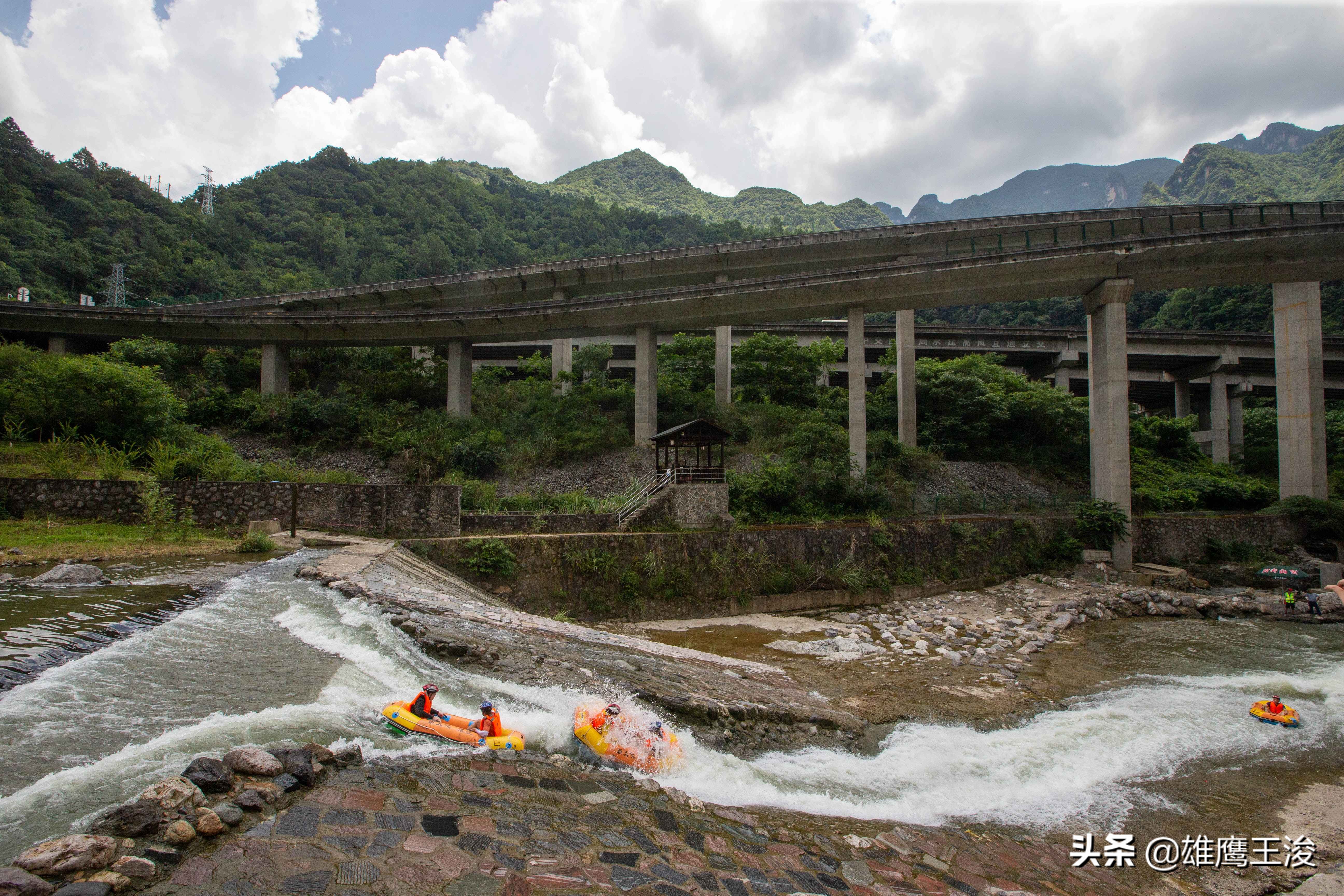 湖北适合夏季旅游的好去处，夜漂惊险刺激，七八月出游就这么安排