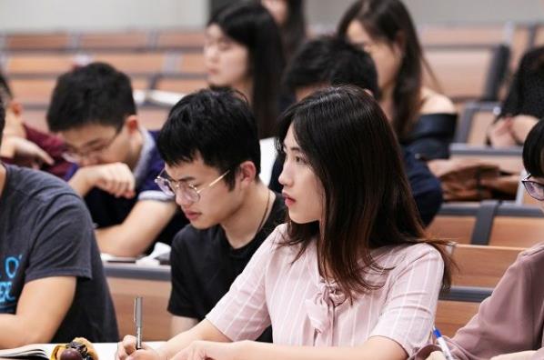 浙江大学混血校花走红，高颜值撞脸安妮海瑟薇，中文名字是亮点