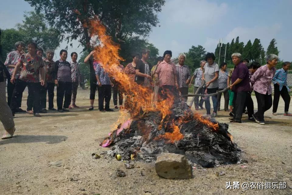 农村的古老祭祀习俗，祭品不带出祭地，要分给祭祀者吃但不能吃完