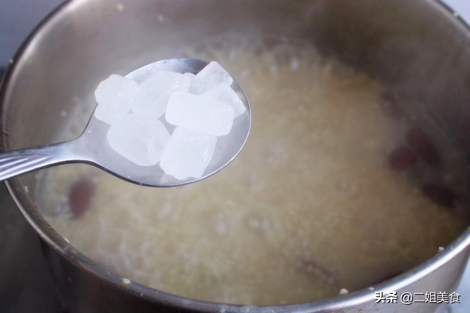熬小米粥，水开就下锅是错的，教您一招，小米粥浓稠还香甜，好喝