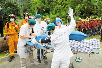 穿山越岭来救你！广东多地警方五一期间救援遇困游客